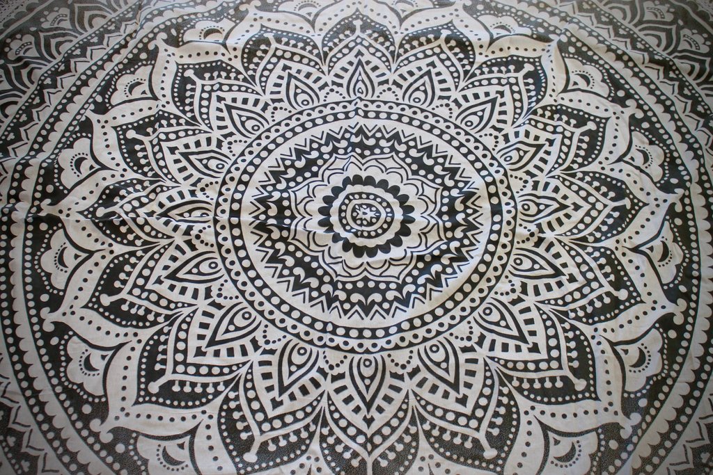 Round Ombre Mandala Tapestry - HalfMoonMusic